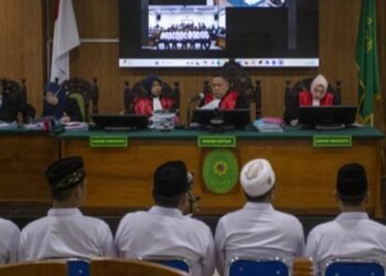 Suasana jalannya sidang PK dalam perkara pembunuhan Vina dan Eky di Cirebon. Persidangan itu berlangsung di PN Cirebon, Jawa Barat, Senin (09 Desember 2024) silam.. (Sumber foto: ANTARA Foto/ Dedhez Anggara)