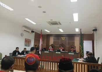Suasana sidang ketika hakim PN Batam, Vabiannes Stuart Wattimena menolak memberikan berkas turunan kepada terdakwa Ajis Martua Siregar dan Penasehat Hukumnya, Mangundang Lumbanbatu, Musrin Siregar. (Sumber Foto: JP - BatamPena.com)