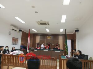 Penampakan Vivi Simbolon dan Andreas Ara Songa menjelma menjadi penasehat hukum terdakwa Thomas Bolly di PN Batam. (Sumber Foto: Dokumentasi BatamPena.com)