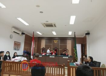 Penampakan Vivi Simbolon dan Andreas Ara Songa menjelma menjadi penasehat hukum terdakwa Thomas Bolly di PN Batam. (Sumber Foto: Dokumentasi BatamPena.com)