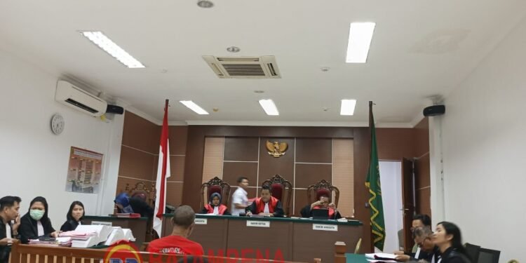 Penampakan Vivi Simbolon dan Andreas Ara Songa menjelma menjadi penasehat hukum terdakwa Thomas Bolly di PN Batam. (Sumber Foto: Dokumentasi BatamPena.com)