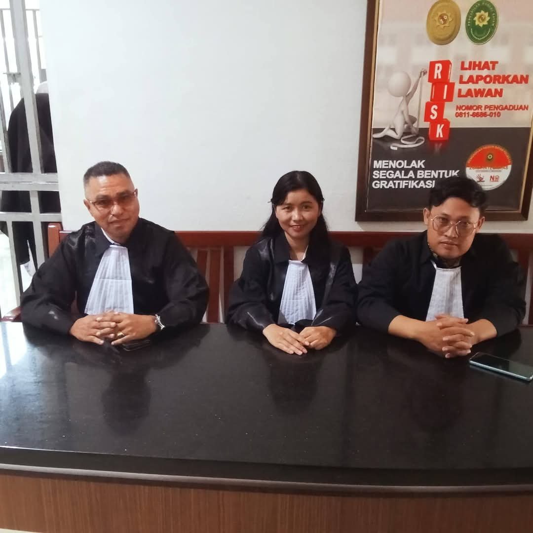 Andreas Ara Songa (sebelah kiri) dan Vivi Simbolon (tengah) serta Advokat Rindo Ahyani Manurung (kanan).(Sumber foto: Dokumentasi pribadi milik Andreas Ara Songa) 
