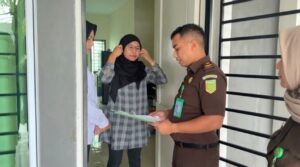 Suasana Tim Tabur Kejari Batam yang dipimpin jaksa Aditya menangkap Roliati di kediamannya. (Sumber foto: JP - BatamPena.com)