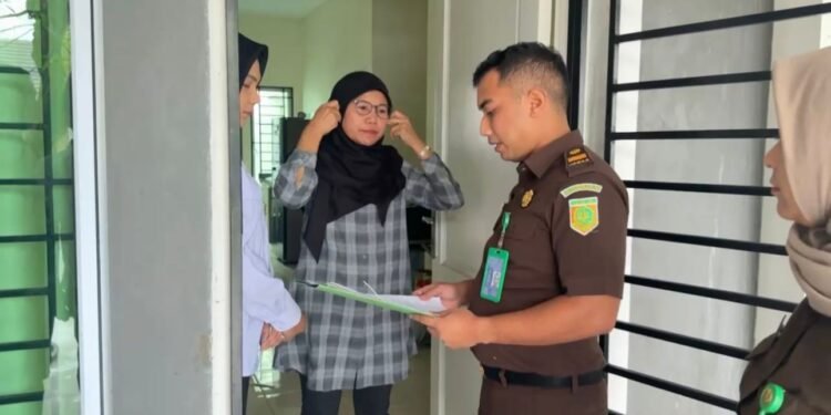Suasana Tim Tabur Kejari Batam yang dipimpin jaksa Aditya menangkap Roliati di kediamannya. (Sumber foto: JP - BatamPena.com)