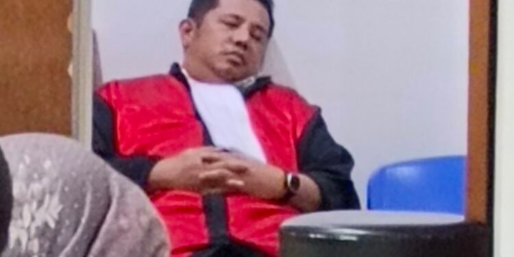 Hakim PN Batam, Verdian Batam sedang tidur saat menunggu giliran bersidang. (Sumber foto: JP - BatamPena.com)