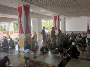 Warga Gentawa memilih tidur-tiduran menantikan para anggota DPRD Kota Batam. (Sumber foto: JP - BatamPena.com)