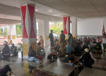 Warga Gentawa memilih tidur-tiduran menantikan para anggota DPRD Kota Batam. (Sumber foto: JP - BatamPena.com)