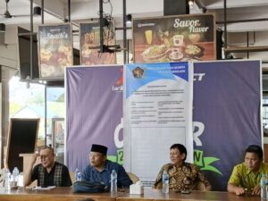 Plt Ketua PWI Kepri, Marganas Nainggolan bersama Ramon Damora (baju biru menggunakan peci) serta didampingi para wartawan senior di Provinsi Kepri. (Sumber foto: JP - BatamPena.com)