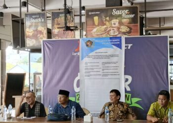 Plt Ketua PWI Kepri, Marganas Nainggolan bersama Ramon Damora (baju biru menggunakan peci) serta didampingi para wartawan senior di Provinsi Kepri. (Sumber foto: JP - BatamPena.com)