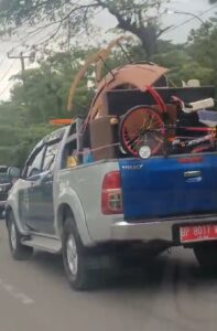 Tangkapan layar ketika mobil Dinas Perhubungan Kota Batam sedang mengangkut barang-barang pindahan. (Sumber foto: JP – BatamPena.com)