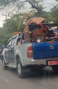 Tangkapan layar ketika mobil Dinas Perhubungan Kota Batam sedang mengangkut barang-barang pindahan. (Sumber foto: JP - BatamPena.com)
