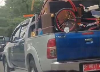 Tangkapan layar ketika mobil Dinas Perhubungan Kota Batam sedang mengangkut barang-barang pindahan. (Sumber foto: JP - BatamPena.com)