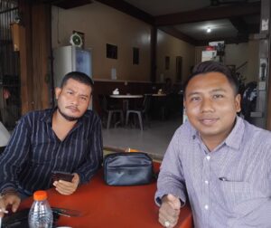 Penasehat hukum terdakwa Fithri Hayani Harahap bernama Hendrianto Sianipar (baju warna hitam) dan Muhammad Khoiruddin. (Sumber foto: Dokumentasi pribadi redaksi BatamPena.com)