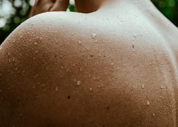 Parfum Tanpa Alkohol: Solusi untuk Kulit Sensitif?
