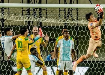 Curhatan Ernando Ari: Tak Puas dengan Kinerja Wasit Usai Dua Kartu Merah Persebaya Surabaya