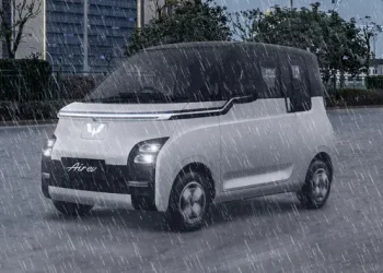 Warga Surabaya Percaya Diri Berkendara Mobil Listrik Saat Hujan