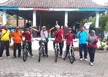 Kegiatan Menyenangkan Anak KB–TK Roudlotul Abidin Mengenal Batik