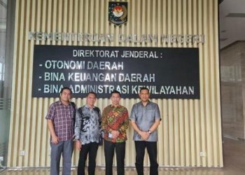 Wali Kota Banda Aceh Serahkan Piala MTQ ke Gubernur Aceh