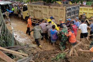 30-orang-tewas-6-hilang-akibat-banjir-bandang-dan-longsor-di-sumbar-qon.jpg