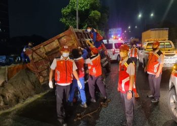 Kernet Truk Tewas Terpental Kayu Saat Bantu Muatan