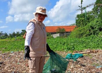 Bupati Ipuk Perintahkan Bersih-bersih Drainase Muncar dari Sampah