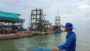 6506ef0dc225b-kepolisian-polairud-melakukan-razia-kepada-penambang-timah-ilegal-jenis-ti-selam-di-kawasan-perairan-tembelok-dan-keranggan-mentok-kabupaten-bangka-barat_1265_711-640×360.webp