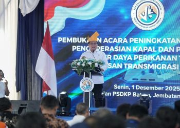 Dorong Nelayan Transmigran, Wamen Viva Yoga Salurkan Bantuan Kapal