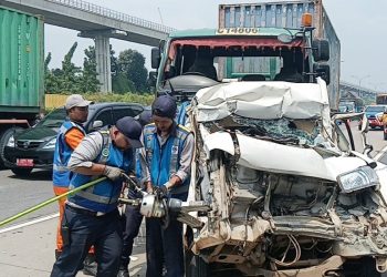 KM 12 Tol Jagorawi Heboh, Sopir Daihatsu Gran Max Terjebak Antara Dua Truk Trailer