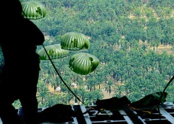 TNI Kirim Bantuan ke Aceh Tamiang, Logistik Diterjunkan Pakai Parasut dari Pesawat