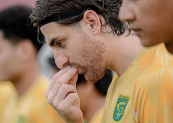 Koko Ari Bersinar, Tumbas Absen Lawan Persija