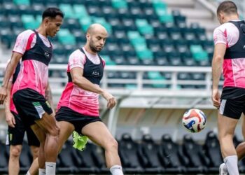 Uston Nawawi Pecah Telur, Persebaya Bungkam Kritik Bonek