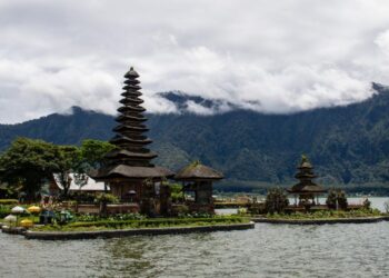 Lonjakan 1.800 Wisatawan Harian di Ulun Danu Beratan Bali Saat Nataru