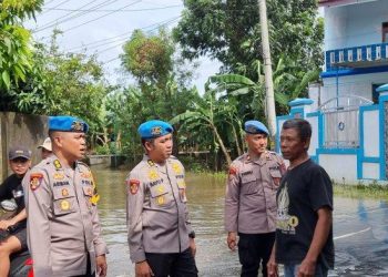 Ikut Turun ke Lokasi Banjir, Praz Bangga pada Keteguhan Istrinya: Lu Sangat Kuat
