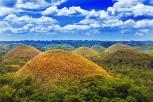 Destinasi-Wisata-Filipina-Chocolate-Hills-Shutterstock.jpg