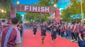 Para-peserta-mencapai-garis-finis-UNG-Half-Marathon.jpg