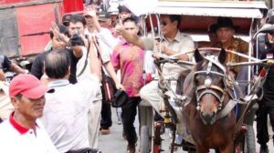 Prabowo-Subianto-naik-bendi-di-Langowan-pada-Desember-2012-lalu.jpg