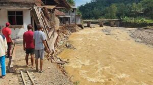 banjir-bandang-Trenggalek-rusak-rumah.jpg