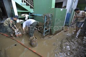 bersihkan-lumpur-banjir-7ykr-dom.jpg