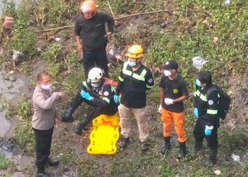 Tanpa Jembatan, Warga Lenggo Tandu Sepeda Motor Seberang Sungai Meluap