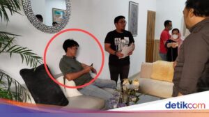 husri-aminuddin-buronan-kasus-korupsi-yang-ditangkap-kejagung-di-bandar-lampung_169.jpeg