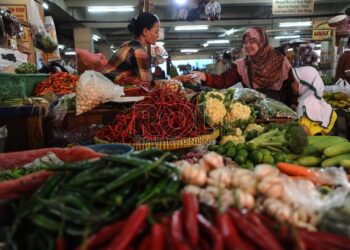 Pedagang Kramat Jati Bertahan di Emperan Pasca Kebakaran