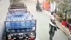 pria_berjaket_ojol_tembak_penjaga_keamanan.jpg