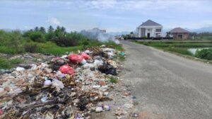 1432024_Tumpukan-sampah-di-Jl-Jambura.jpg