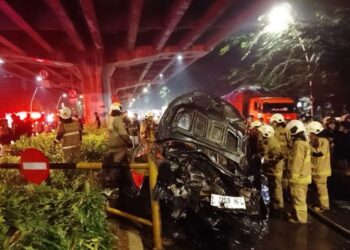Mobil terbakar usai tabrak separator busway di Pulogadung, sopir diduga mabuk