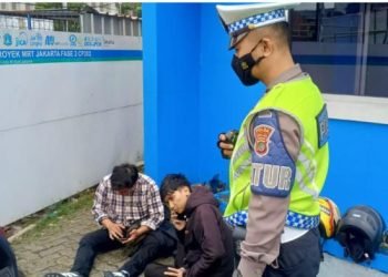 Tabrakan Maut Harmoni: 2 Motor Ringsek di Lampu Merah