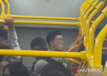 3 Hari Kenal, Asusila di Transjakarta