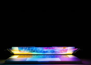 MacBook Pro 16 sebagai standar laptop dengan kamera depan terbaik untuk meeting profesional