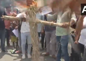 DU Students Burn Effigies Over Jamaat Leader’s Remarks