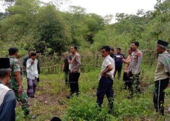 Aksi warga amankan mobil camat Pantan Cuaca yang hanyut di Gayo Lues, evakuasi dengan tali sling