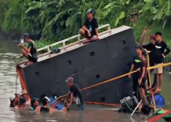 Perahu Sound Horeg Raksasa Tenggelam Saat Nyadran Sidoarjo